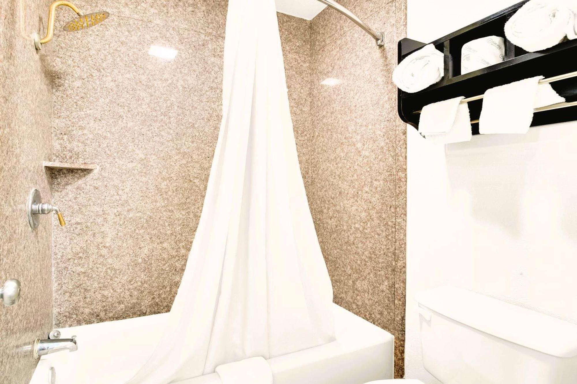 Three Rivers Executive Inn & Suites By Oyo Екстериор снимка