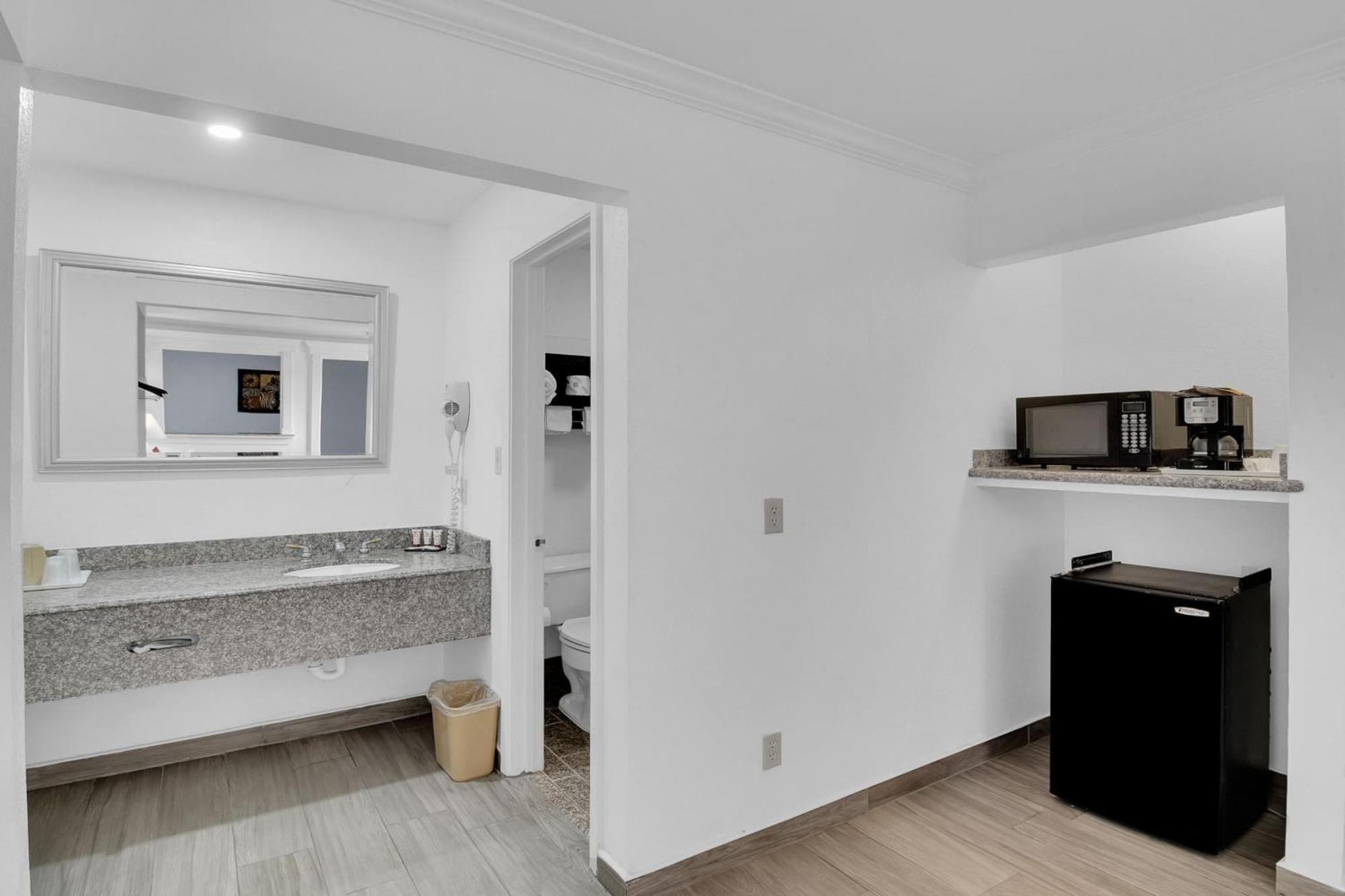 Three Rivers Executive Inn & Suites By Oyo Екстериор снимка